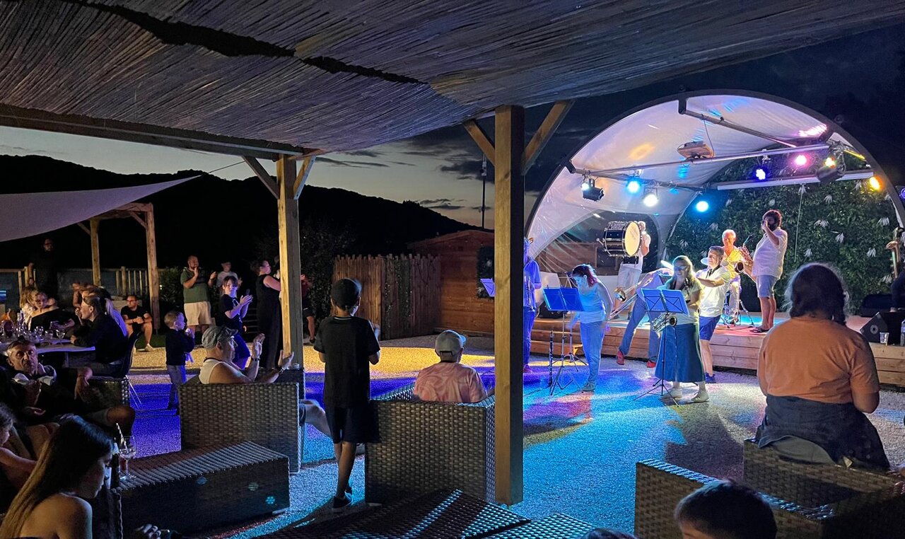 Animaci�n musical en camping CLICOCHIC Lac du Lit du Roi Massignieu-de-Rives (01).