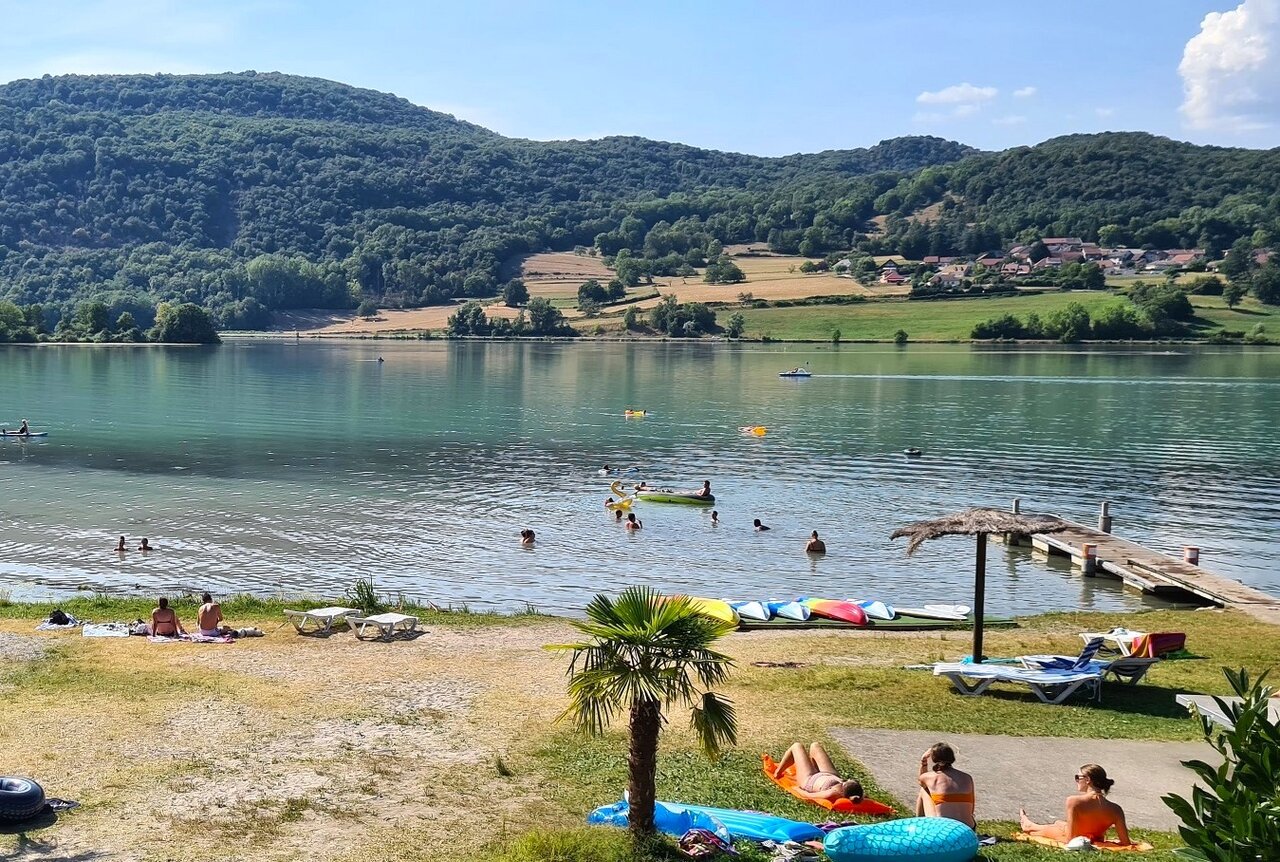 Playa de lago, nataci�n y actividades acu�ticas en el camping CLICOCHIC Lac du Lit du Roi en Massignieu-de-Rives (01).