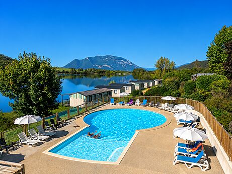 Piscina exterior, vista lago y monta�as, camping CLICOCHIC Massignieu-de-Rives.