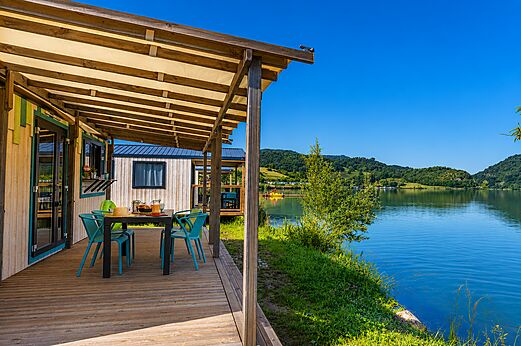 Mobil-home, terraza amueblada, vista al lago en el camping CLICOCHIC en Massignieu-de-Rives.