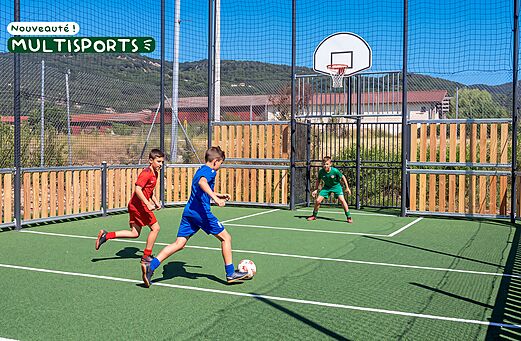 Campo multideportivo niños en el camping CLICOCHIC Lac du Lit du Roi en Massignieu-de-Rives (01).