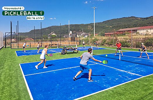 Cancha de pickleball exterior con jugadores en el camping CLICOCHIC Massignieu-de-Rives.