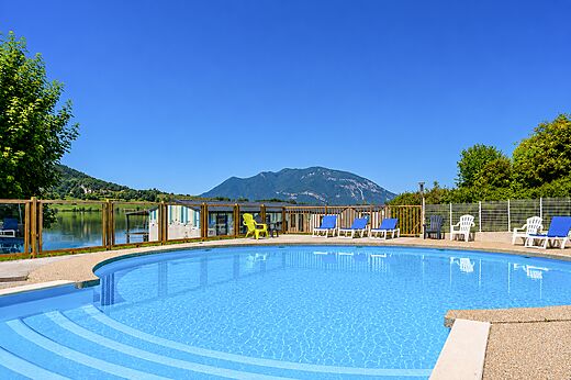 Piscina exterior en el camping CLICOCHIC Lac du Lit du Roi en Massignieu-de-Rives (01).