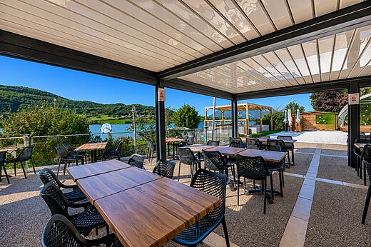 Terraza restaurante, vista lago, en el camping CLICOCHIC Massignieu-de-Rives (01).