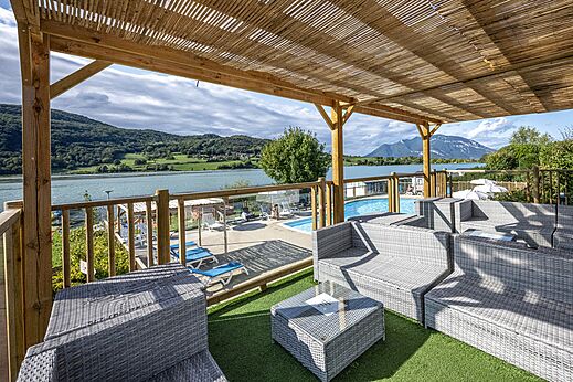 Zona lounge exterior, vista lago y montañas en camping CLICOCHIC Massignieu-de-Rives