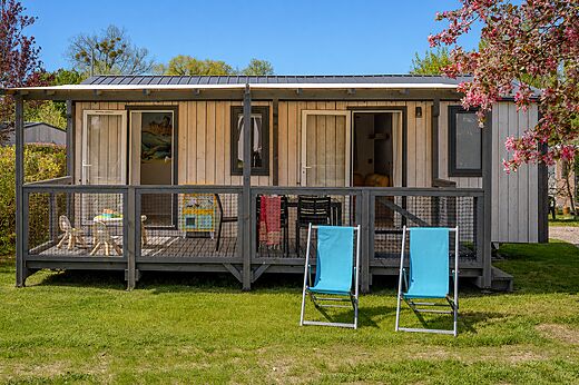 Mobil-home moderno con terraza en el camping CLICOCHIC Lac du Lit du Roi.
