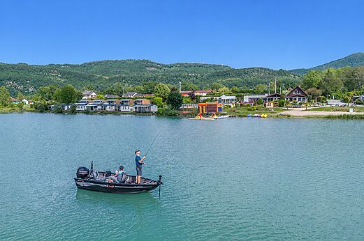 Pesca en barco en el lago en el camping CLICOCHIC en Massignieu-de-Rives.