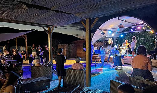 Animación musical en vivo por la noche en el camping CLICOCHIC Lac du Lit du Roi.