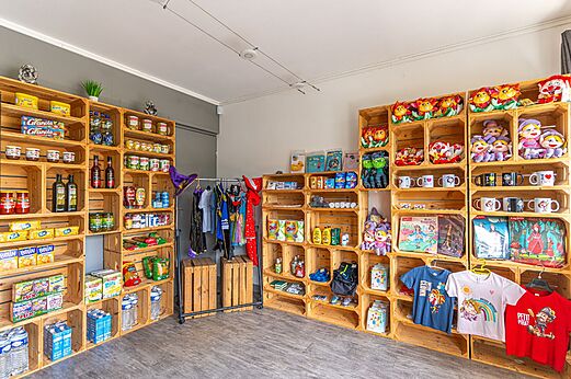 Tienda de comestibles del camping con alimentos, recuerdos y disfraces en el camping CLICOCHIC.