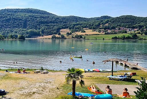 Actividades náuticas en el lago y playa equipada en el camping CLICOCHIC Lac du Lit du Roi.
