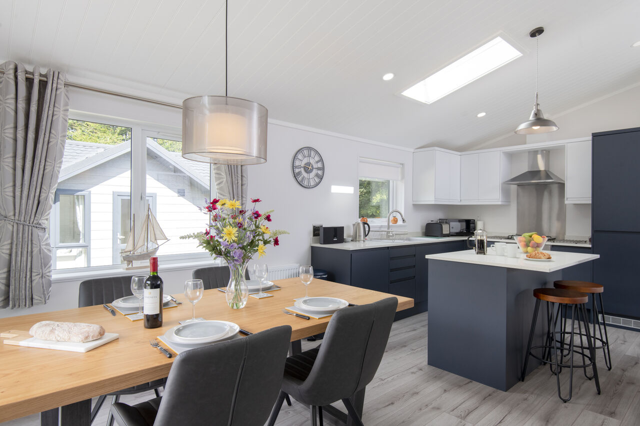 Cocina equipada y comedor moderno de un alojamiento CAPFUN UK Lakeview Manor.