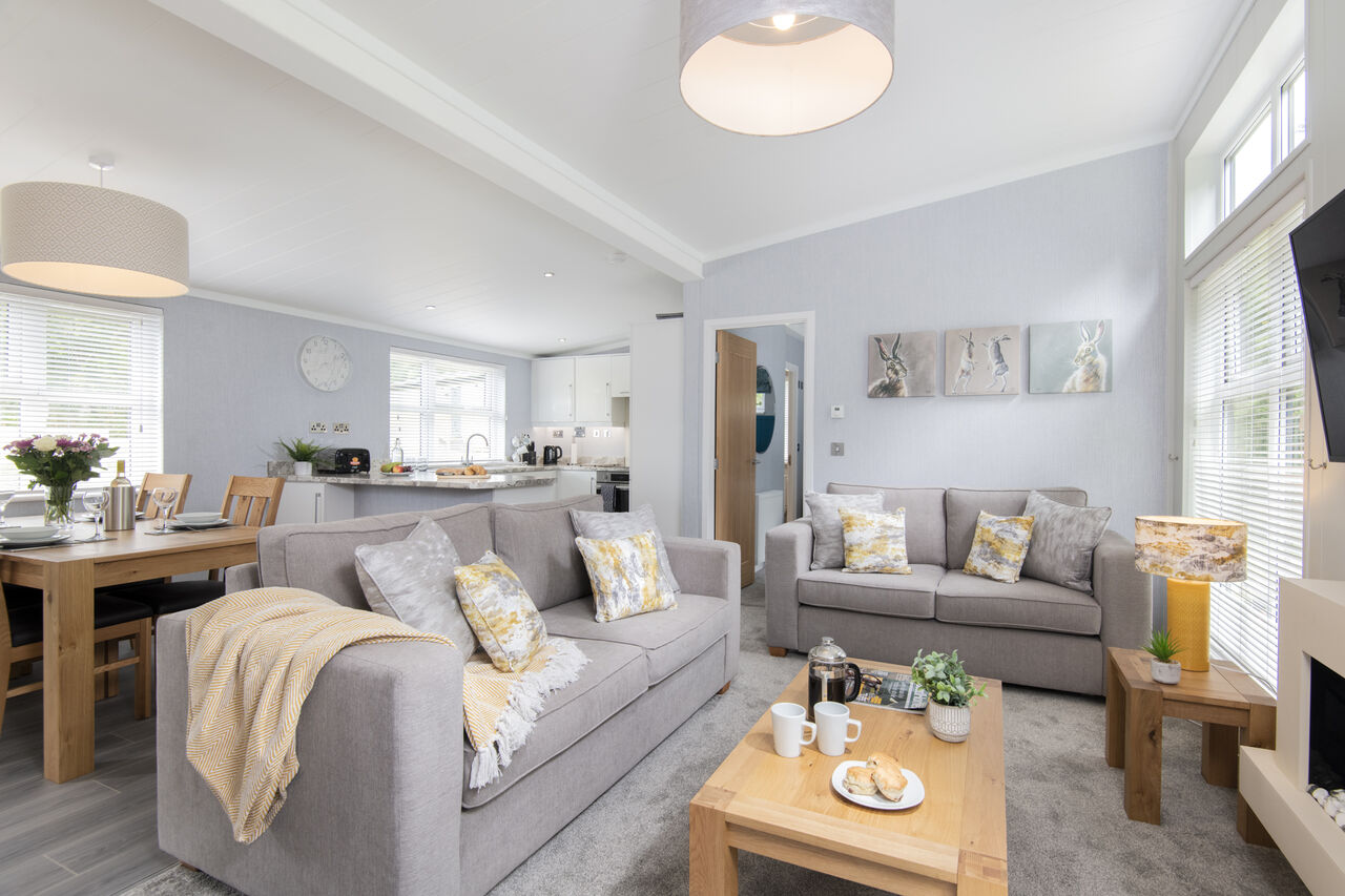 Sal�n, comedor y cocina moderna de mobil-home en camping CAPFUN UK Lakeview Manor en Dunkeswell