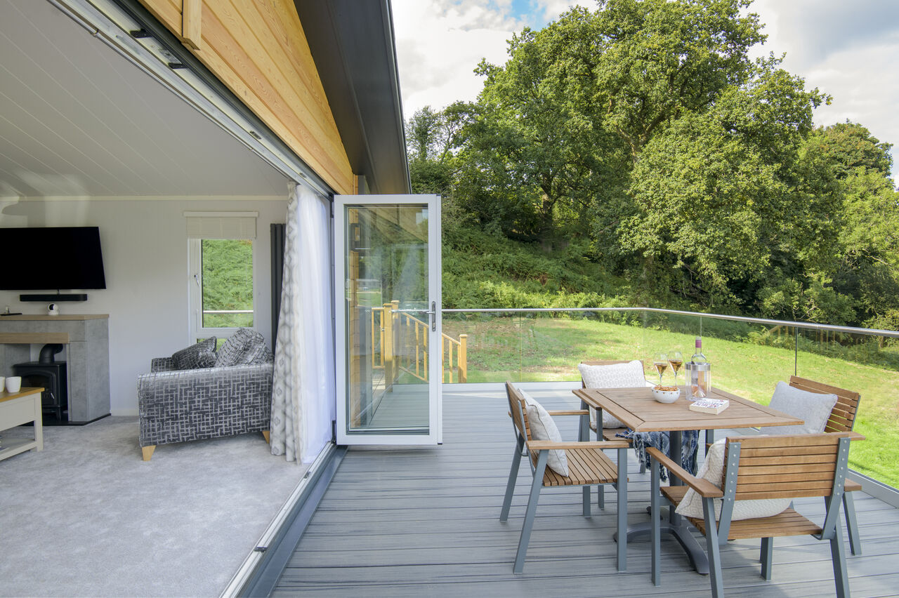 Moderno mobil-home con gran terraza y vistas a la naturaleza en el camping CAPFUN UK Lakeview Manor en Dunkeswell.