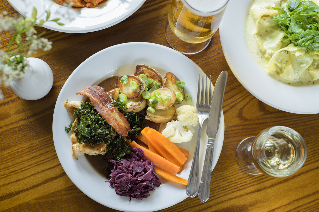 Pollo, tocino, verduras, patatas en el restaurante CAPFUN UK Lakeview Manor.