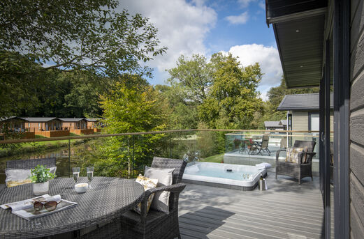Jacuzzi en terraza de Mobil-home en el camping CAPFUN UK Lakeview Manor.