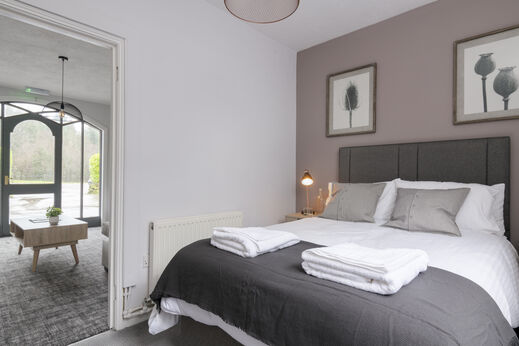 Habitaci�n c�moda con cama doble grande y decoraci�n moderna en el camping CAPFUN UK Lakeview Manor en Dunkeswell.
