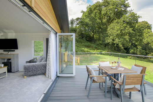 Terraza amueblada y sal�n de un alojamiento en el camping CAPFUN UK Lakeview Manor en Dunkeswell.