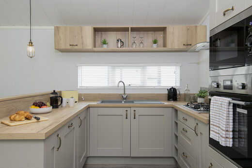 Cocina moderna y equipada de Mobil-home en el camping CAPFUN UK Lakeview Manor.