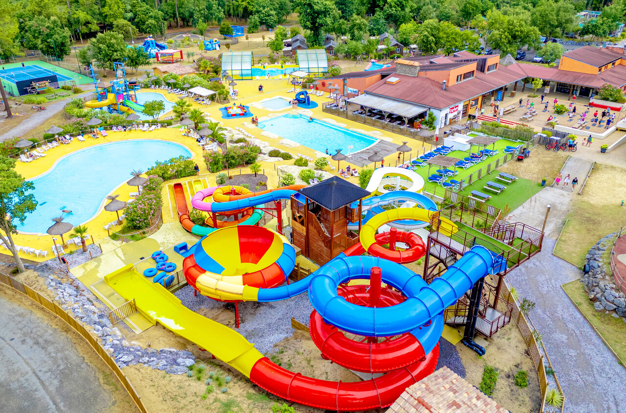 Parque acu�tico con toboganes coloridos y piscinas en el camping CAPFUN Landisland en Moliets-et-Maa (40).