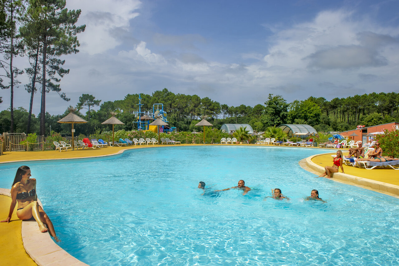 Gran piscina exterior con juegos acu�ticos y ba�istas en el camping CAPFUN Landisland en Moliets-et-Maa (40).