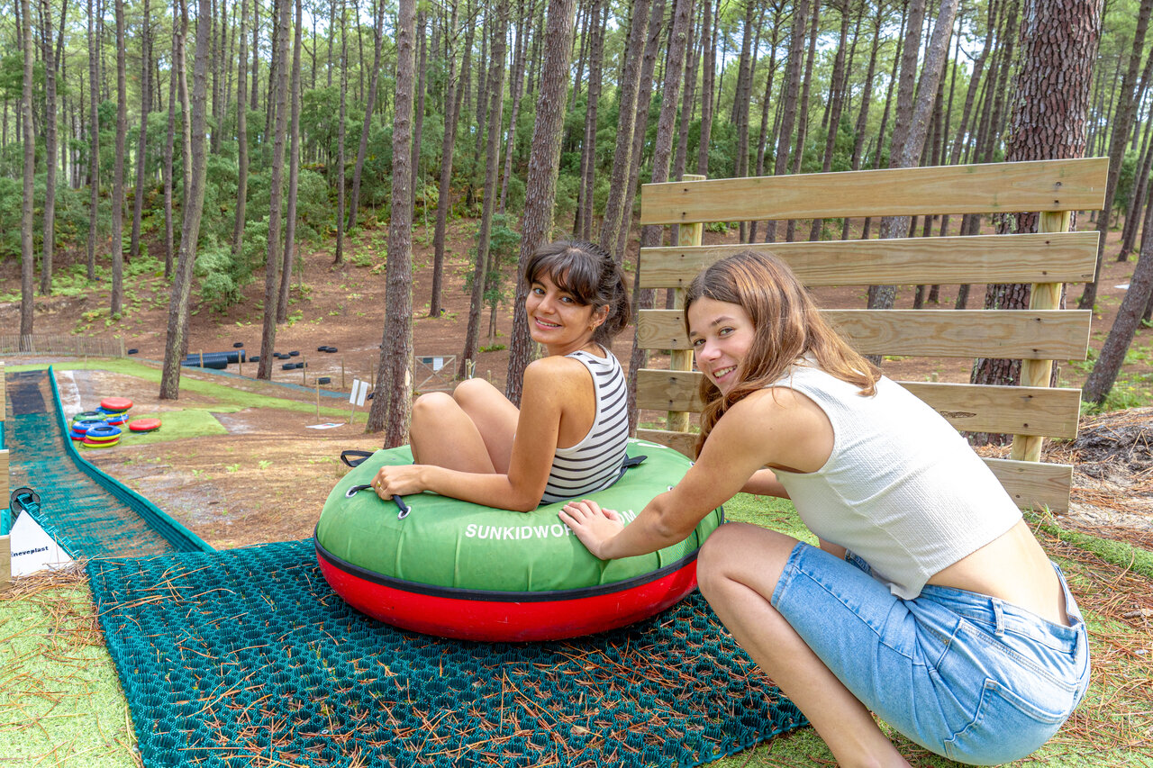 Actividad de tubing seco en bosque en el camping CAPFUN Landisland en Moliets-et-Maa (40).