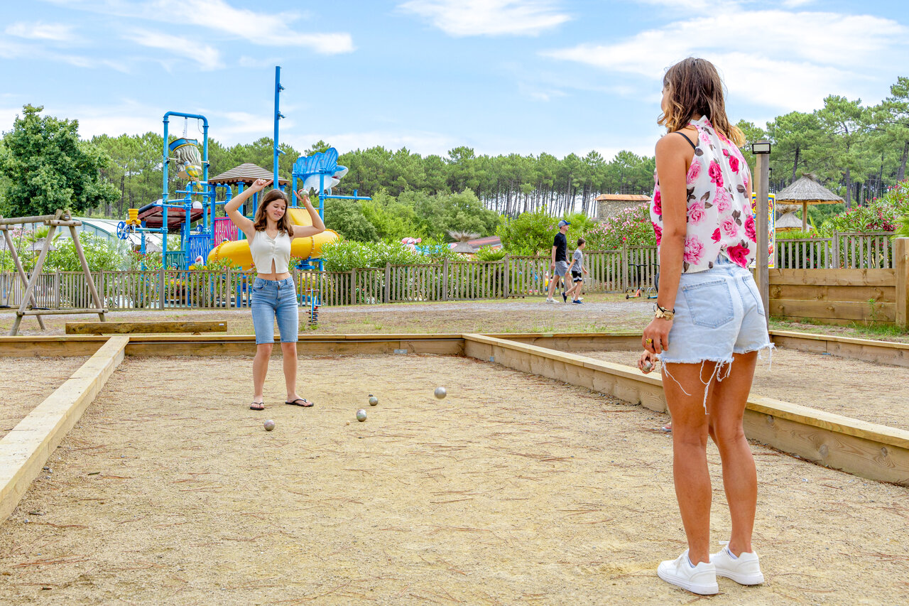 Jugadores de petanca en pista de bolos con parque acu�tico en CAPFUN Landisland (40).