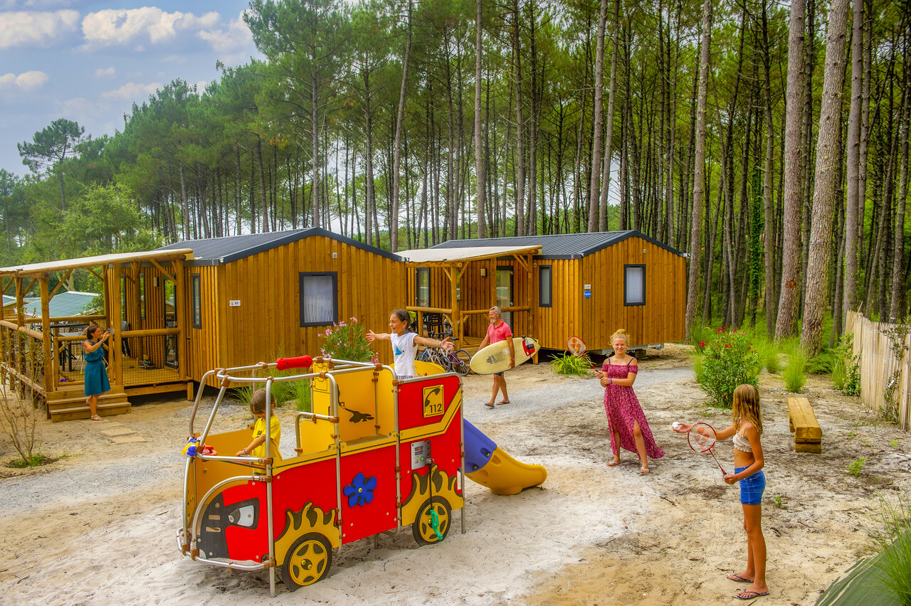 Caba�as madera, zona juegos ni�os en el camping CAPFUN Landisland en Moliets-et-Maa (40).