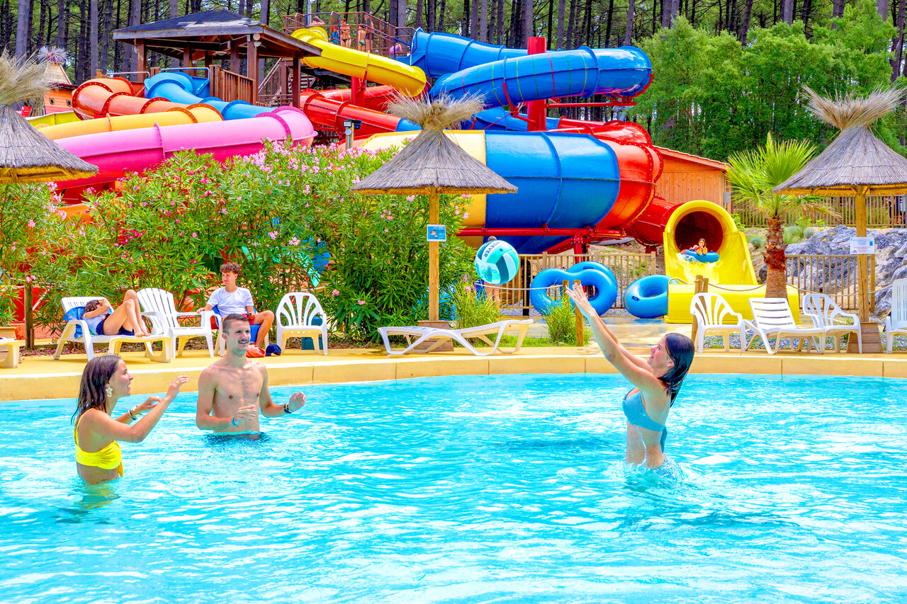 Piscina exterior y toboganes acu�ticos coloridos en el camping CAPFUN Landisland en Moliets-et-Maa.