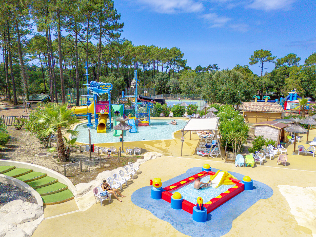 Parque acu�tico con toboganes y juegos de agua en el camping CAPFUN Landisland en Moliets-et-Maa (40).