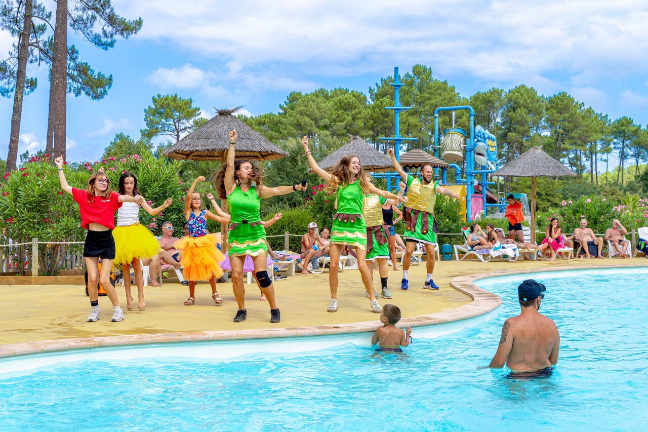 Animaci�n de baile y piscina del camping CAPFUN Landisland en Moliets-et-Maa (40).