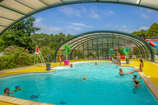 Piscina cubierta, ba�istas y socorrista en el CAPFUN Landisland en Moliets-et-Maa (40).