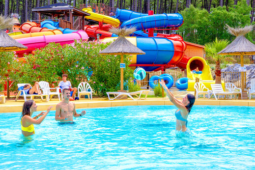 Toboganes acuáticos coloridos y piscina animada en el camping CAPFUN Landisland en Moliets-et-Maa (40).