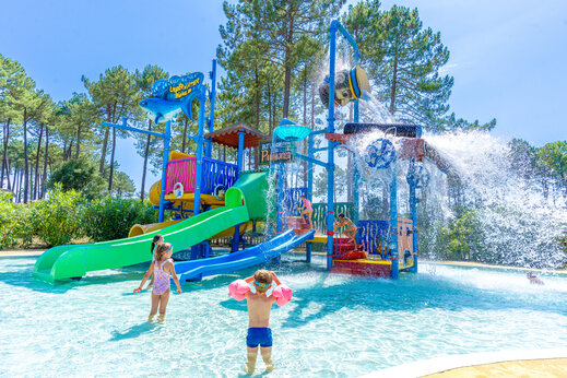 Juegos acu�ticos, toboganes y ni�os en la piscina CAPFUN Landisland (40).