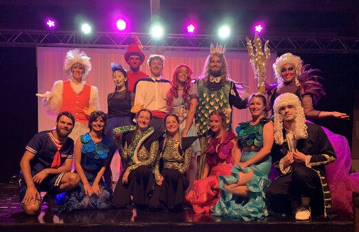 Espectáculo de animación con artistas disfrazados en el escenario del camping CAPFUN Landisland (40).