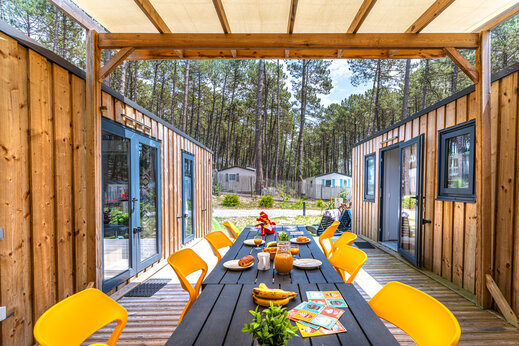 Terraza exterior con desayuno y Mobil-home moderno en el camping CAPFUN Landisland en Moliets-et-Maa (40).
