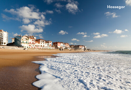 Playa de Hossegor con olas y edificios coloridos, lugar para visitar en Las Landas.