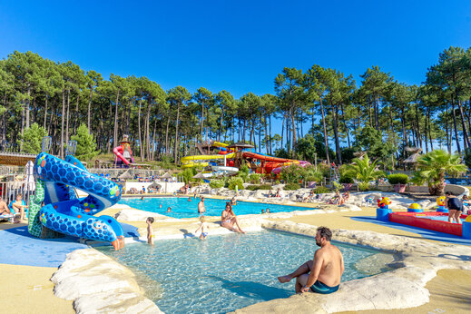 Piscina exterior con toboganes acu�ticos en el camping CAPFUN Landisland en Moliets-et-Maa (40).