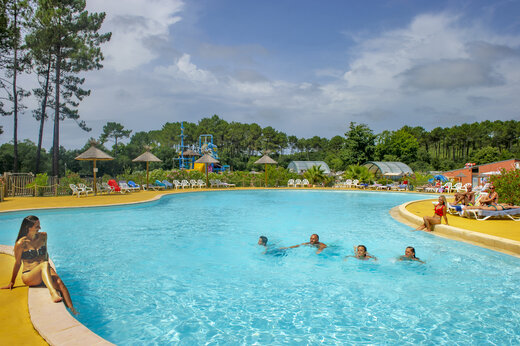 Piscina exterior y juegos acu�ticos en el camping CAPFUN Landisland, Moliets-et-Maa (40).