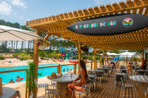 Restaurante con terraza y piscina en el camping CAPFUN Landisland en Moliets-et-Maa.
