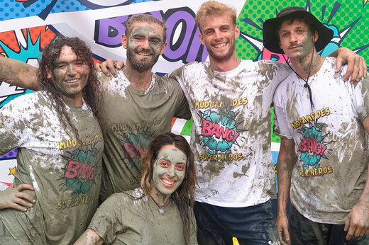 Animación Mudcamp: grupo embarrado en el camping CAPFUN Landisland en Moliets-et-Maa (40).