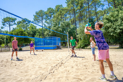 Partido de beach-volley en arena en camping CAPFUN Landisland (40).