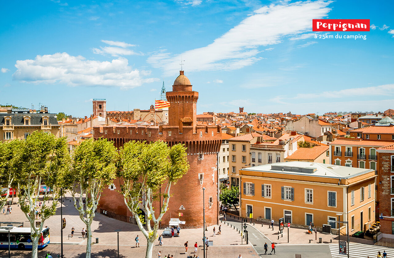 El Castillet, monumento emblem�tico de Perpi��n, ciudad para visitar cerca del camping.