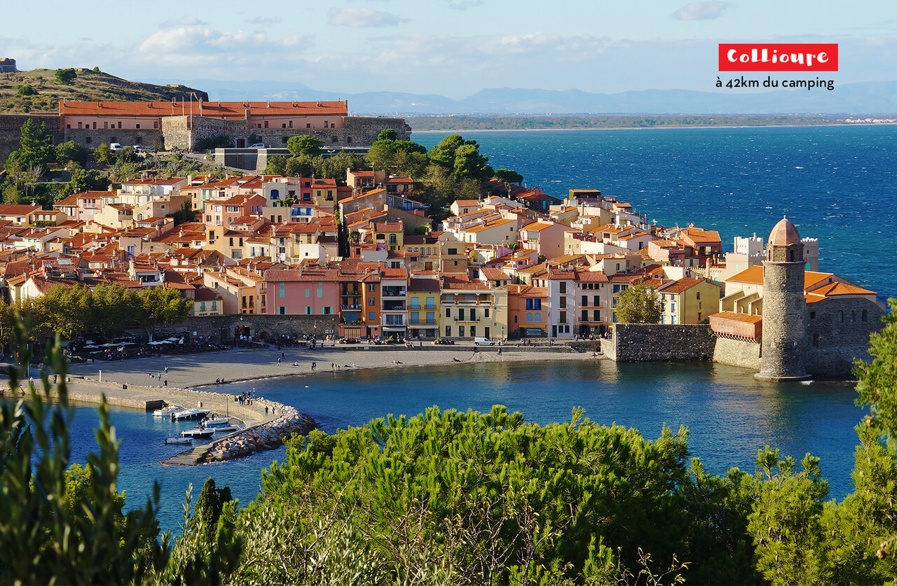 Collioure, encantador pueblo costero de los Pirineos Orientales, con su puerto y iglesia.