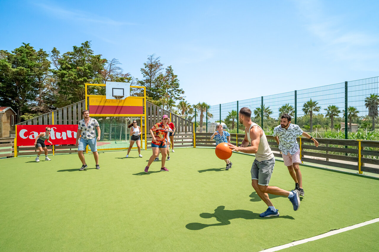 Cancha multideporte con j�venes jugando baloncesto en el camping CAPFUN Las Bousigues en Le Barcar�s (66).