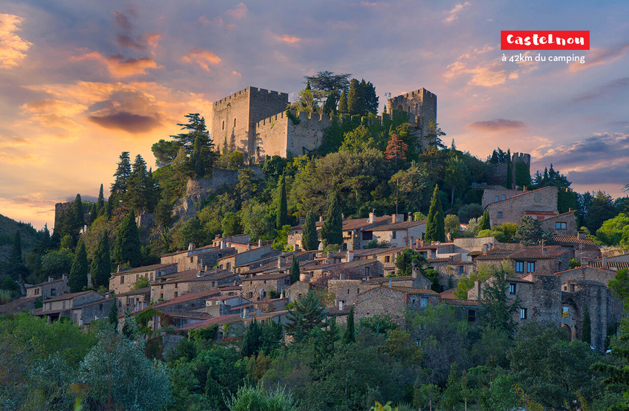 Pueblo medieval de Castelnou con su castillo, Pirineos Orientales, para visitar.