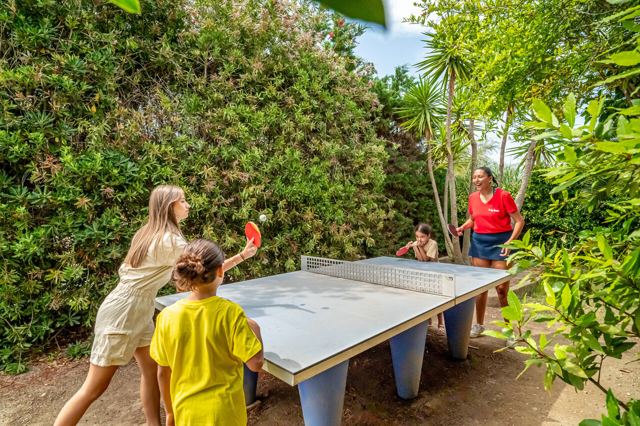 Familia jugando al ping-pong al aire libre en el camping CAPFUN Las Bousigues en Le Barcar�s (66).