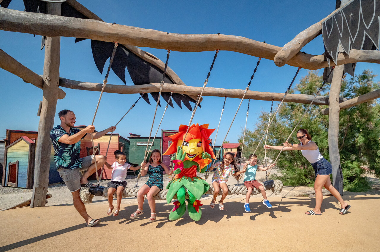 Columpio gigante, familia y mascota en el camping CAPFUN Las Bousigues, Le Barcar�s.