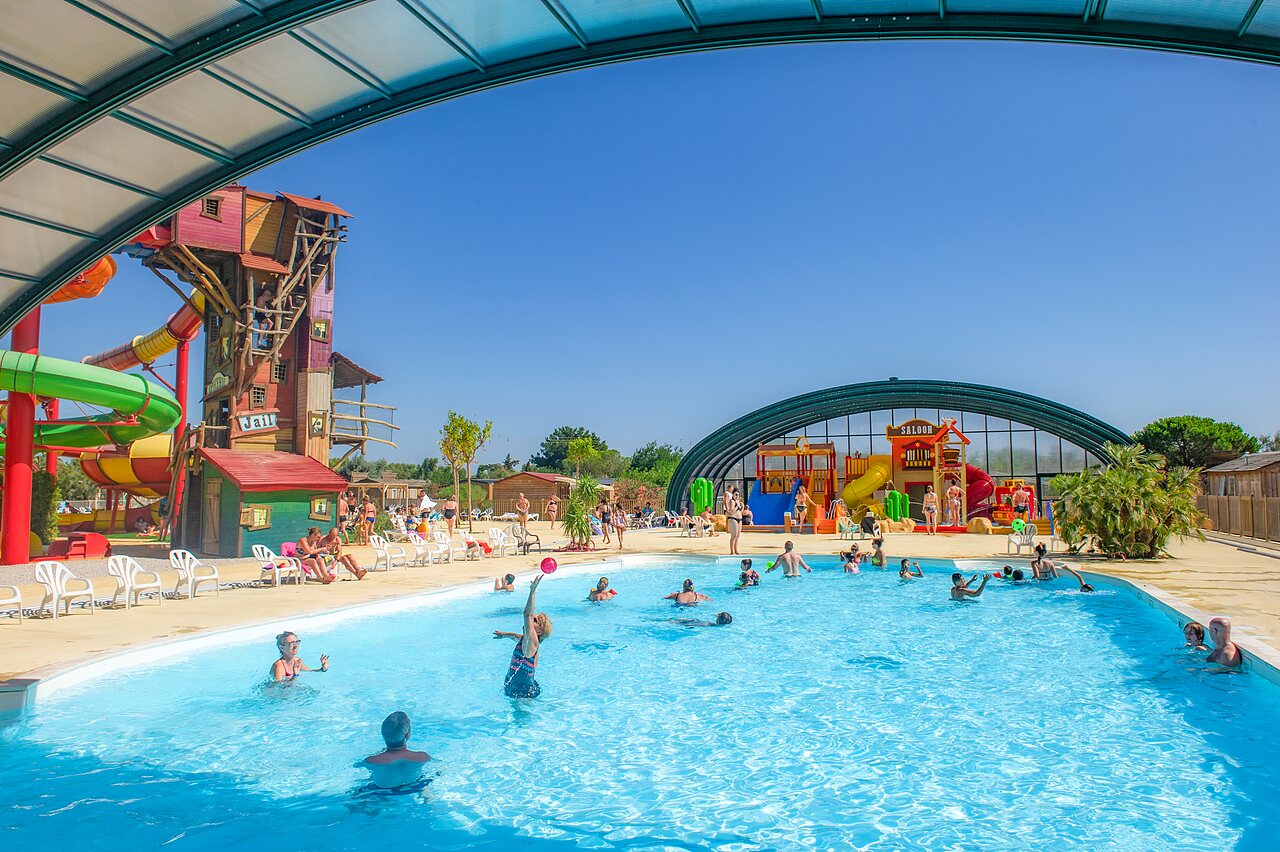 Piscina, toboganes y juegos acu�ticos en CAPFUN Las Bousigues, Le Barcar�s (66).