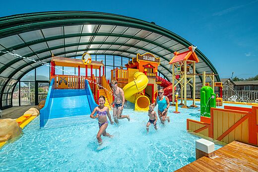 Piscina cubierta, toboganes y juegos acuáticos en el camping CAPFUN Las Bousigues.