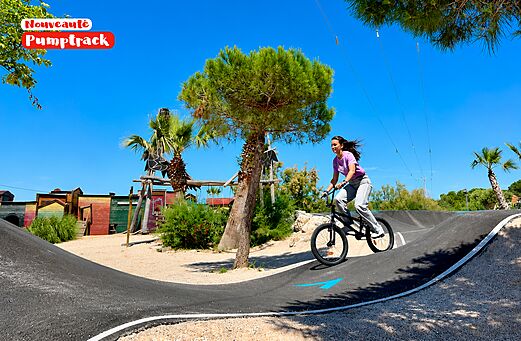 Pumptrack con ciclista en el camping CAPFUN Las Bousigues, Le Barcarès.